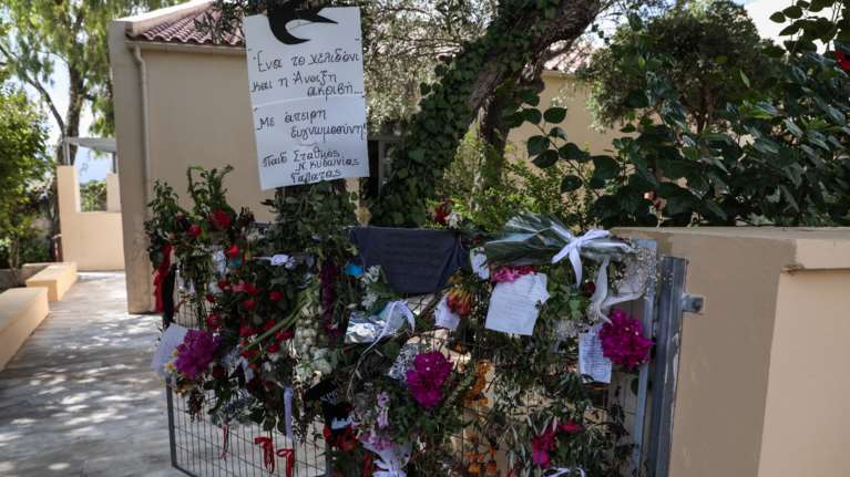 Μίκης Θεοδωράκης: Λουλούδια και σημειώματα στο πατρικό του σπίτι στον Γαλατά Χανίων [εικόνες]