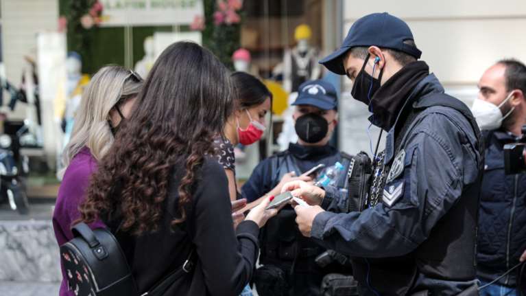 Σαρωτικοί έλεγχοι με 10.000 αστυνομικούς για την τήρηση των μέτρων - Ερχεται υποχρεωτικός εμβολιασμός στους άνω των 50 ετών