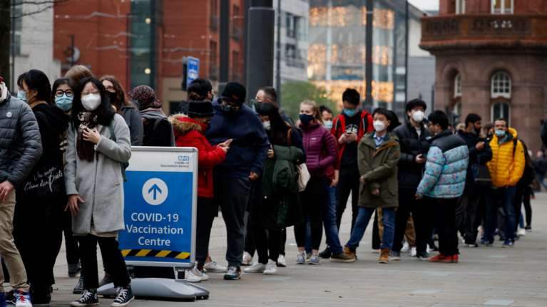 Μετάλλαξη Όμικρον: Αυτά είναι τα πέντε συμπτώματα που πρέπει να προσέξετε- Το ύποπτο "γρατζούνισμα" στο λαιμό