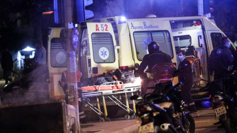 Ν. Σμύρνη - Συγκλονίζουν τα πρώτα λόγια του τραυματία αστυνομικού: "Με χτυπούσαν με σιδερόβεργες στο κεφάλι"