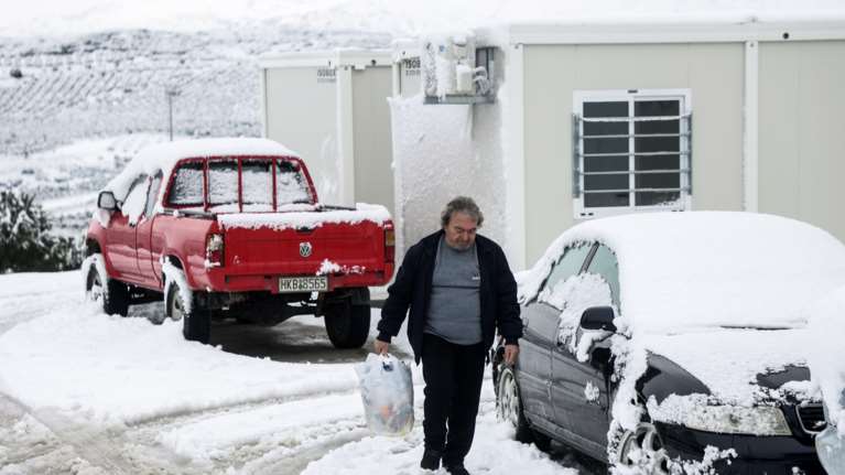Κακοκαιρία &quot;Ελπίς&quot;: Χιόνια και στο σεισμόπληκτο Αρκαλοχώρι - Θερμαντικά σώματα για να μην παγώσουν οι σεισμόπληκτοι