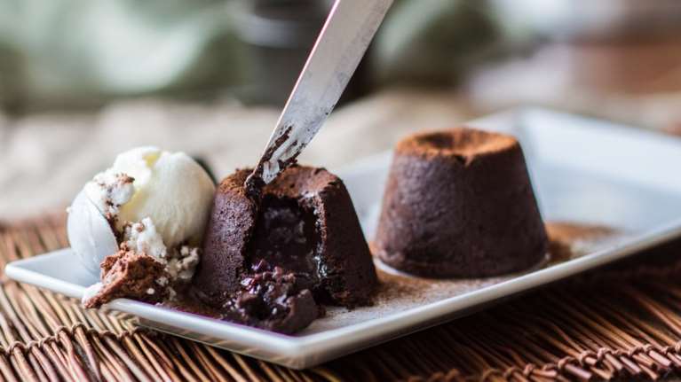 Ακης Πετρετζίκης: Πανεύκολο σουφλέ σοκολάτας γάλακτος - Γίνεται σε λίγα λεπτά