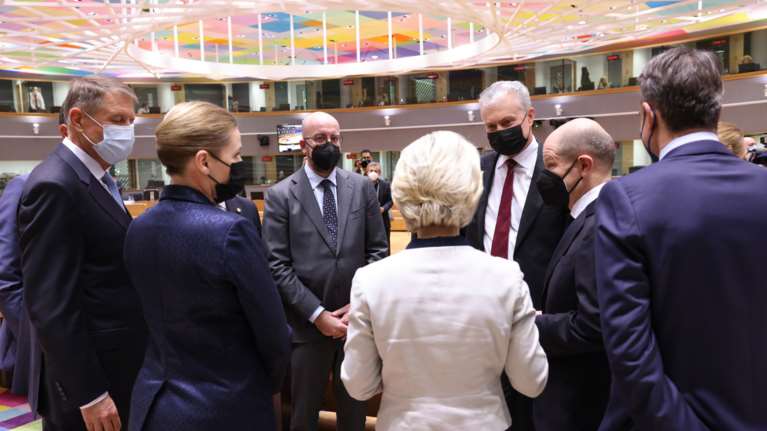 Πόλεμος στην Ουκρανία: Κυρώσεις σε βάρος Ρωσίας - Μπλόκο σε τράπεζες, ενέργεια, εξαγωγές από την ΕΕ