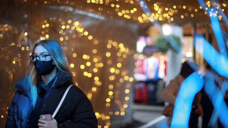 Μετάλλαξη Ομικρον: Τι δείχνουν τα πρώτα ερευνητικά στοιχεία - Μεταδίδουν και οι εμβολιασμένοι - Ρεκόρ κρουσμάτων