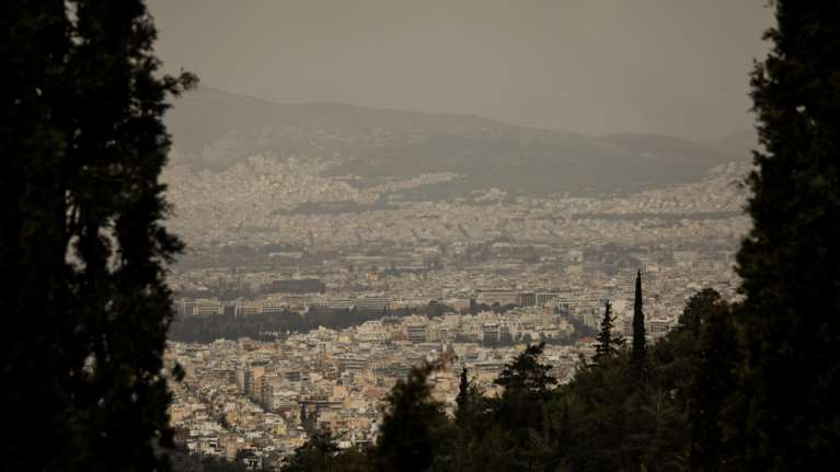 Καιρός: Αφρικανική σκόνη και θερμοκρασίες έως 22 βαθμούς - Πού θα σημειωθούν βροχές