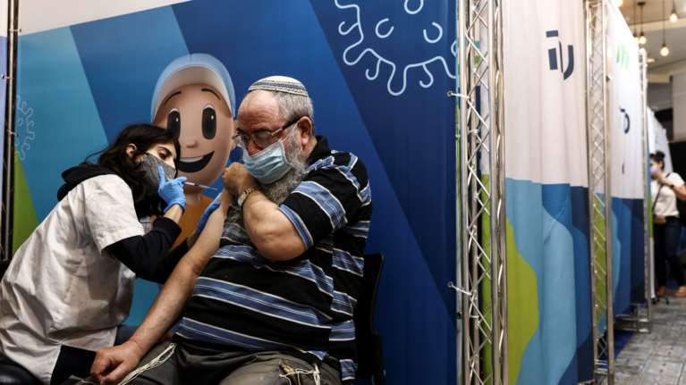 Ισραήλ: Η πρώτη χώρα που ξεκίνησε την τρίτη δόση εμβολίου στους άνω των 50 ετών - Σαρώνει η μετάλλαξη Δέλτα