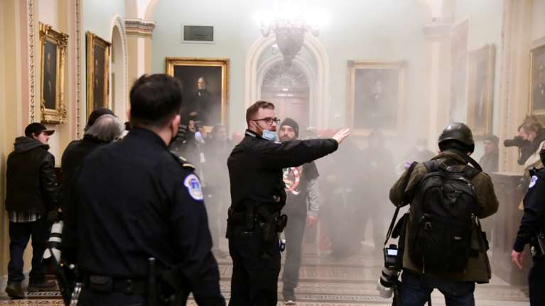 Εισβολή στο Καπιτώλιο των ΗΠΑ: Και πέμπτος νεκρός από τα επεισόδια - Ενας αστυνομικός