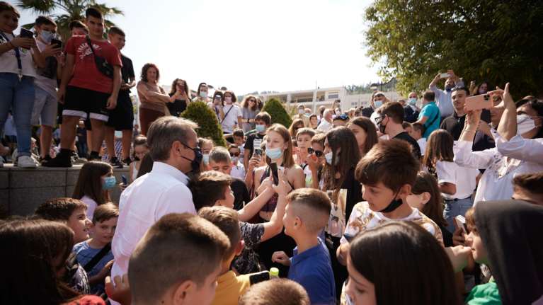 Η στρατηγική Μητσοτάκη για τη διεύρυνση της ΝΔ με το βλέμμα στις κάλπες: Διεμβολισμός του Κέντρου και προσέλκυση των νέων