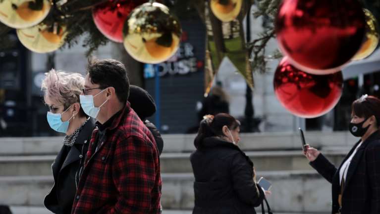 Πώς θα κάνουμε Χριστούγεννα: Τα μέτρα που θα ισχύουν για καταστήματα, εστίαση, ψυχαγωγία, εκκλησίες και μετακινήσεις