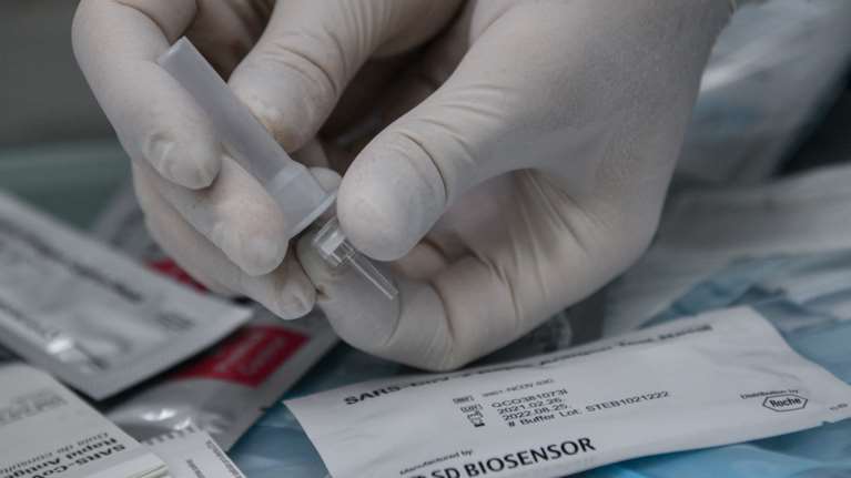 Δωρεάν δύο self test για τις γιορτές: Ξεκινά από σήμερα η διάθεσή τους στα φαρμακεία