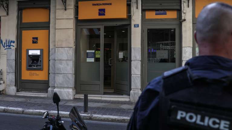 Ληστεία σε τράπεζα της Μητροπόλεως με άρωμα... αντιεξουσιαστών: Ψάχνουν 33χρονο &quot;αριστερόχειρα&quot;