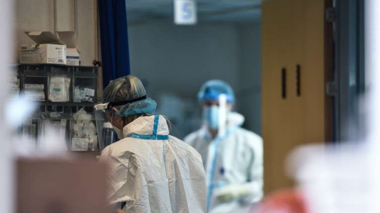 Τζανάκης - Σπαρακτικές οι εικόνες σε ΜΕΘ: Αρνητές κλαίνε και ζητάνε συγγνώμη - Πότε θα έχουμε κάτω από 3.000 κρούσματα