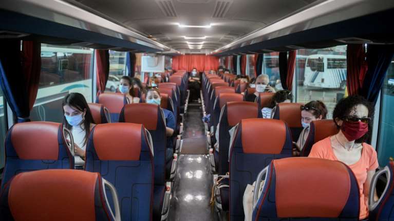 Ανεμβολίαστοι - Νέα μέτρα και στα ταξίδια: Τι ισχύει από σήμερα για μετακινήσεις με ΚΤΕΛ, αεροπλάνο, πλοίο