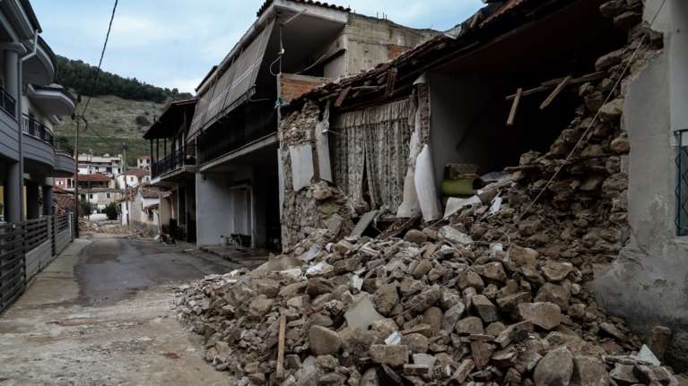 Σεισμός στην Ελασσόνα: 100 οικίσκοι και τροχόσπιτα για τους σεισμόπληκτους - 898 σπίτια μη κατοικήσιμα