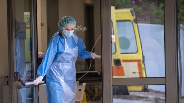 Πύργος: Μητέρα 8 παιδιών με κορονοϊό έφυγε μόνη της από το νοσοκομείο και πέθανε στο σπίτι