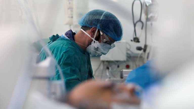 Κορονοϊός: Σοκ με 87 νέες διασωληνώσεις μέσα σε μόλις 7 ημέρες - Στο &quot;κόκκινο&quot; τα νοσοκομεία