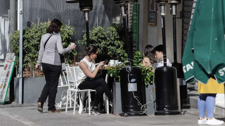 Το σχέδιο της κυβέρνησης για να ανοίξει νωρίτερα η εστίαση - Tραπεζοκαθίσματα παντού