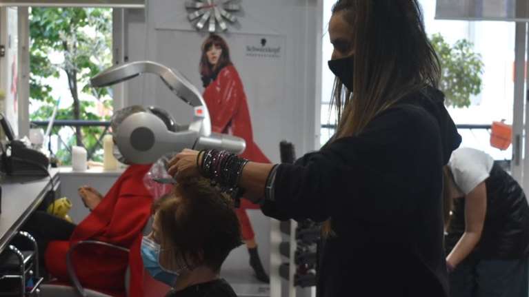 Πήραν &quot;φωτιά&quot; τα ψαλίδια  –  Κούρεμα, βαφή, σεσουάρ και... μάσκες στα κομμωτήρια [εικόνες - βίντεο]