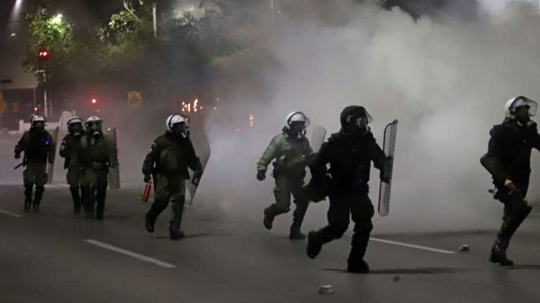 Επέτειος Πολυτεχνείου: Τα επεισόδια και οι μολότοφ &quot;μετακόμισαν&quot; σε Θεσσαλονίκη και Πάτρα - Λίγα παρατράγουδα στην Αθήνα