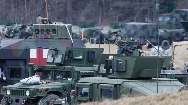 Ενα βήμα πριν τον πόλεμο η Ουκρανία: Ο Πούτιν ρίχνει το γάντι στη Δύση και στέλνει στρατό στις αποσχισθείσες περιοχές