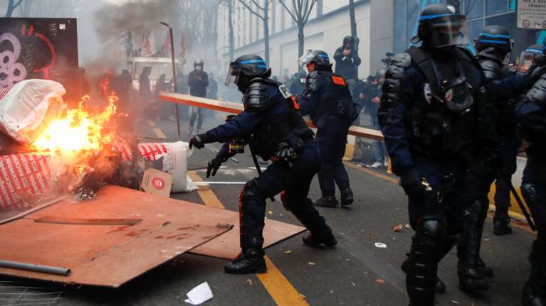 Το Παρίσι καίγεται: Δακρυγόνα και φωτιές σε διαδήλωση χιλιάδων ανθρώπων κατά της αστυνομικής βίας [εικόνες]