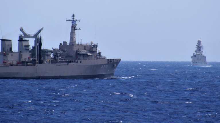 Χάρτη με τα τουρκικά πολεμικά πλοία στην Κρήτη παρουσίασε ο Δένδιας στους ΥΠΕΞ της ΕΕ