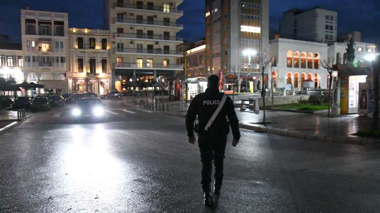 &quot;Βροχή&quot; τα πρόστιμα για... κορονο-συναθροίσεις: 32 καφέ, μπαρ, γυμναστήρια και οίκοι ανοχής λειτουργούσαν παράνομα