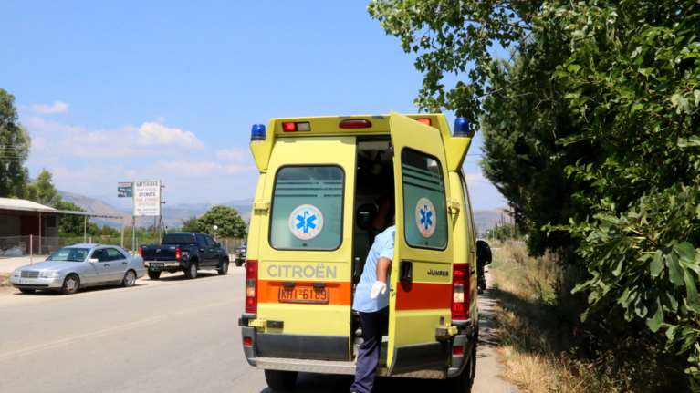 Ξυλόκαστρο: Σοβαρό τροχαίο με τραυματίες και εγκλωβισμένους στη Λυκοποριά