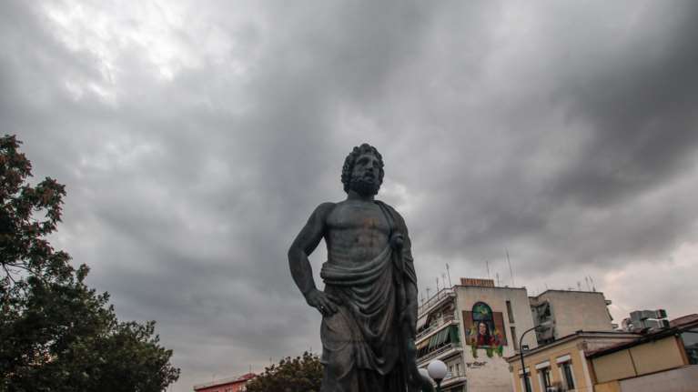 Καιρός: Χαμηλές θερμοκρασίες και σήμερα με ισχυρούς ανέμους - Πού θα βρέξει