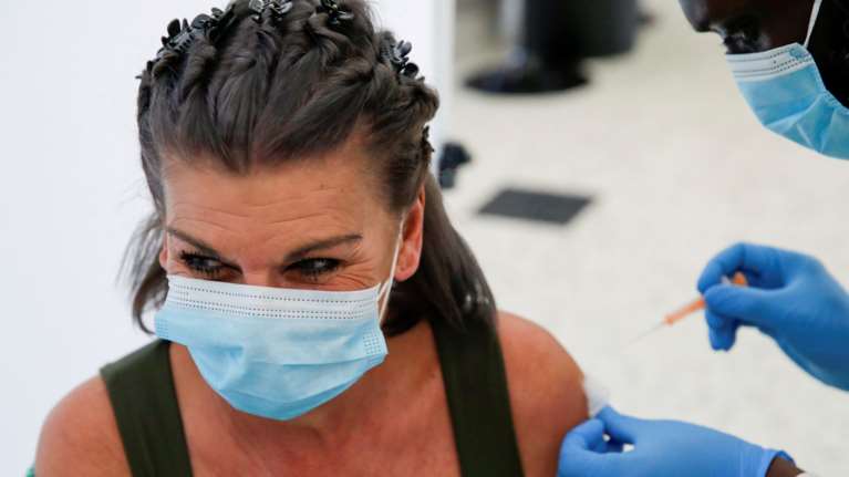 Βρετανία: Σκέψεις να μην γίνεται το εμβόλιο της AstraZeneca στους κάτω των 40 ετών