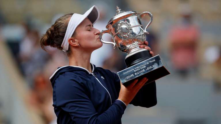 Roland Garros: Σήκωσε την κούπα η Τσέχα Κρεϊτσίκοβα - Ο πρώτος της τίτλος σε γκραν σλαμ