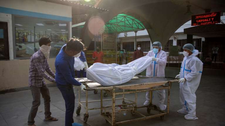 &quot;Ματώνει&quot; η Ινδία: Νέο &quot;μαύρο&quot; ρεκόρ ημερήσιων κρουσμάτων και θανάτων