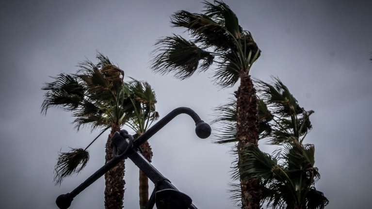 Καιρός: Πτώση της θερμοκρασίας, τοπικές βροχές από το μεσημέρι, ισχυροί άνεμοι στα πελάγη