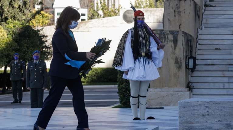 Σακελλαροπούλου: Θεματοφύλακες της ιστορικής μας μνήμης οι Ευζωνες της Προεδρικής Φρουράς