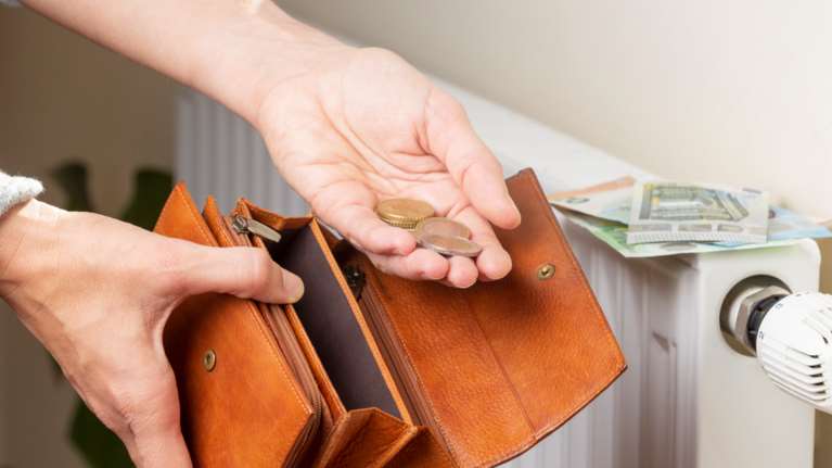 Το &quot;χαστούκι&quot; της ακρίβειας στα εισοδήματα με αριθμούς: Πόσα χάσαμε σε αποταμιεύσεις και επενδύσεις