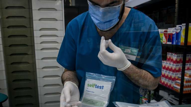 Self test: Ξανά διαθέσιμα σήμερα από τα φαρμακεία δωρεάν - Ποιοι τα δικαιούνται