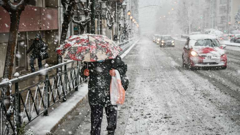 Υποχωρεί από το μεσημέρι η κακοκαιρία &quot;Ελπίς&quot;: Πού θα είναι έντονα πάλι τα φαινόμενα