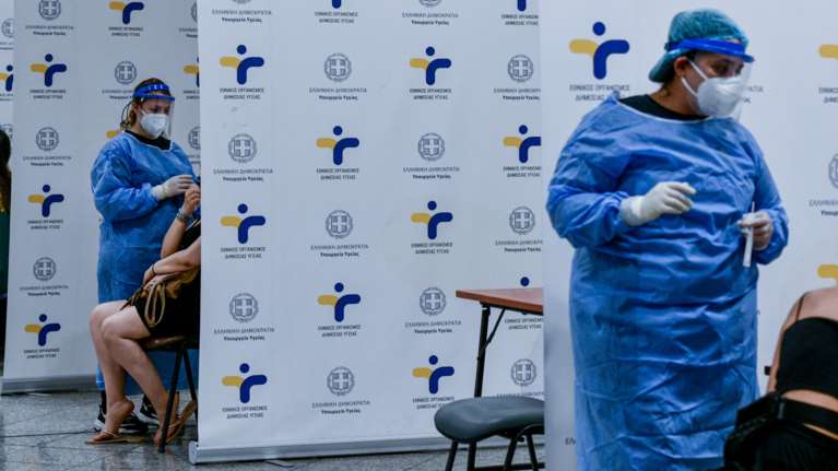 Σε ύφεση η πανδημία: Κάνουμε τετραπλάσια τεστ και τα κρούσματα έχουν μειωθεί κατά 43% [διάγραμμα]