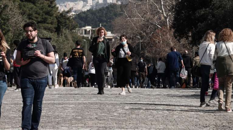 Ανησυχία για το ρεκόρ κρουσμάτων κορονοϊού - Αντιδράσεις για τα SMS στους ανεμβολίαστους - Στο τραπέζι νέα μέτρα