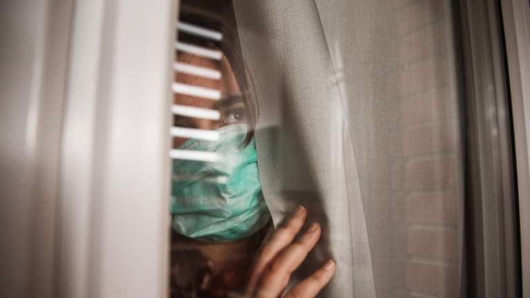 Αντιδράσεις για την μείωση της καραντίνας σε πέντε ημέρες αντί για δέκα - Φόβοι για μετάδοση στους εργασιακούς χώρους