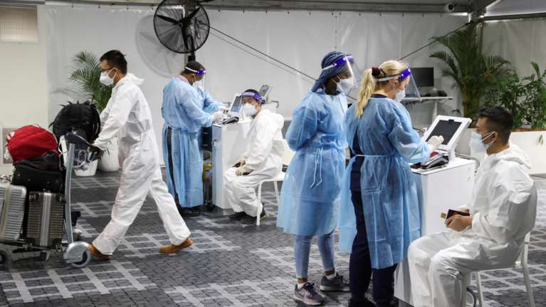 Μετάλλαξη Ομικρον: Κορυφαίος Γερμανός ανοσολόγος εκτιμά πως μπορεί να προήλθε από φορέα του HIV