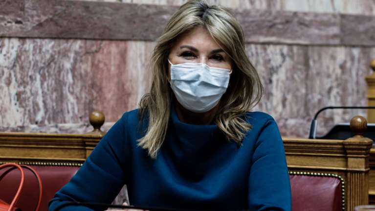 Μακρή: Πρόθεση να ανοίξουν όλες οι τάξεις του Λυκείου - Το χρονοδιάγραμμα του ανοίγματος για Γυμνάσια και Δημοτικά