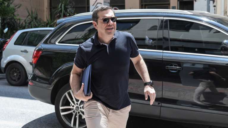 Σφαγή στον ΣΥΡΙΖΑ: Κόντρα Τσίπρα με Φίλη για τη Fraport και άδειασμα... light σε Πολάκη για τα εμβόλια