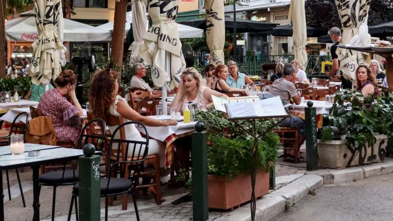 Επιστροφή στην κανονικότητα για τους εμβολιασμένους: Σήμερα οι ανακοινώσεις για εστίαση, ωράριο, παρελάσεις