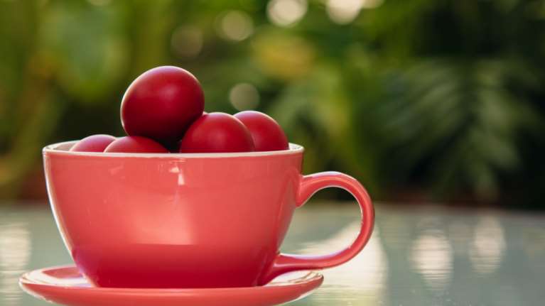 Πάσχα - Βάψιμο αυγών: Πέντε &quot;χρυσά&quot; tips για τέλεια κατακόκκινα αυγά