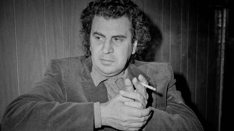 Η Ελλάδα αποχαιρετά τον Μίκη Θεοδωράκη - Σε λαϊκό προσκύνημα η σορός του από την Τρίτη - Λουλούδια έξω από το σπίτι του [εικόνες]