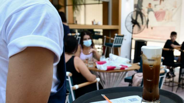 Νέα χαλάρωση των μέτρων: Τι αλλάζει από το Σάββατο σε εστίαση, γήπεδα, τηλεργασία