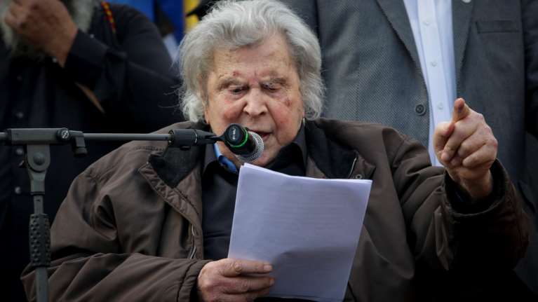 Ο πολιτικός Μίκης Θεοδωράκης: Από την εξορία και τα βασανιστήρια, βουλευτής, υπουργός και αρχηγός κόμματος