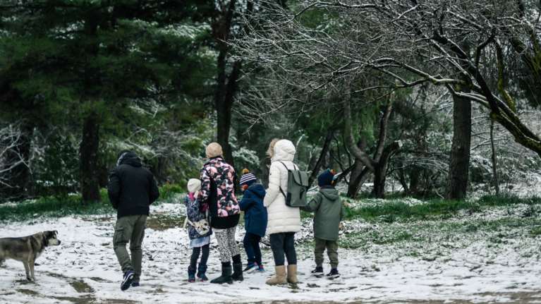 Η κακοκαιρία &quot;Φίλιππος&quot; σφυροκοπά τη χώρα: Τσουχτερό κρύο και χιόνια στην Πάρνηθα - Προβλήματα στη Β. Ελλάδα