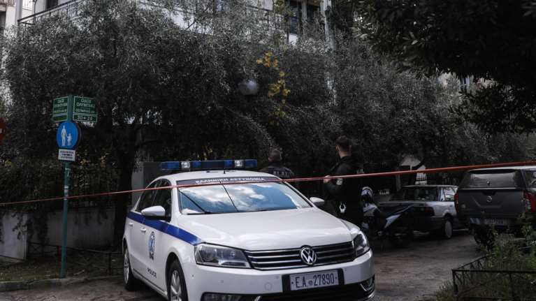 Οικογενειακή τραγωδία στο Νέο Ηράκλειο: Δυο αδέλφια βρέθηκαν νεκρά, καθισμένα δίπλα δίπλα στον καναπέ- Τα εντόπισε ο αδελφός τους